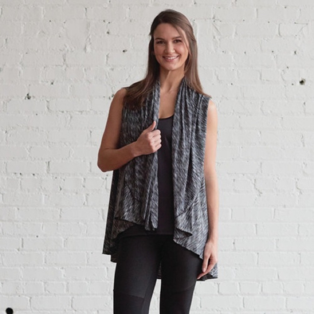 🆕🧥AUCTION PRICE👩🏻‍⚖️ Gray and Black City Wrap Sport